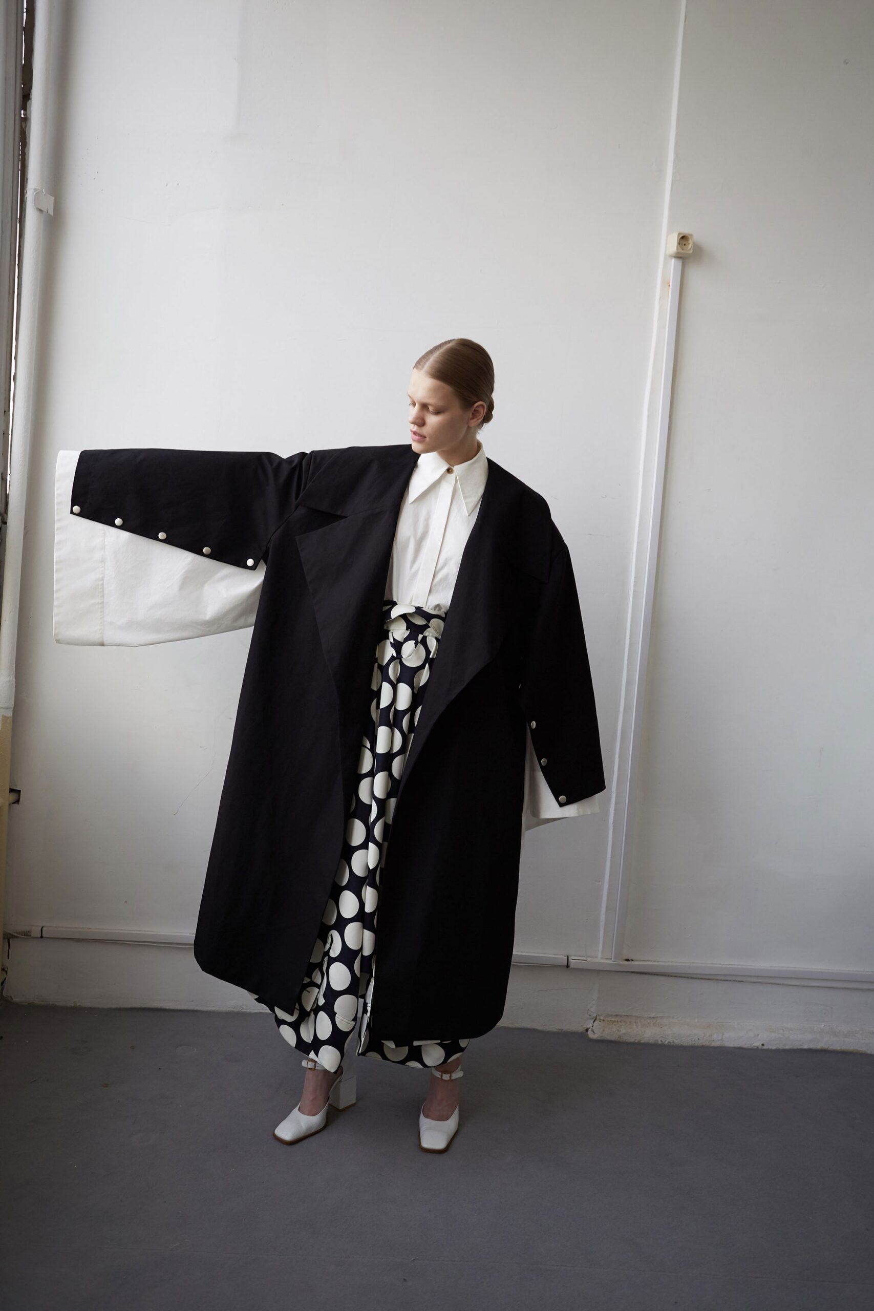 black cotton long-sleeve collared relaxed buttoned coat