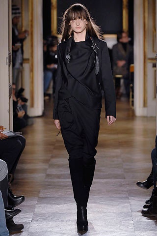 black fitted midi dress with boots