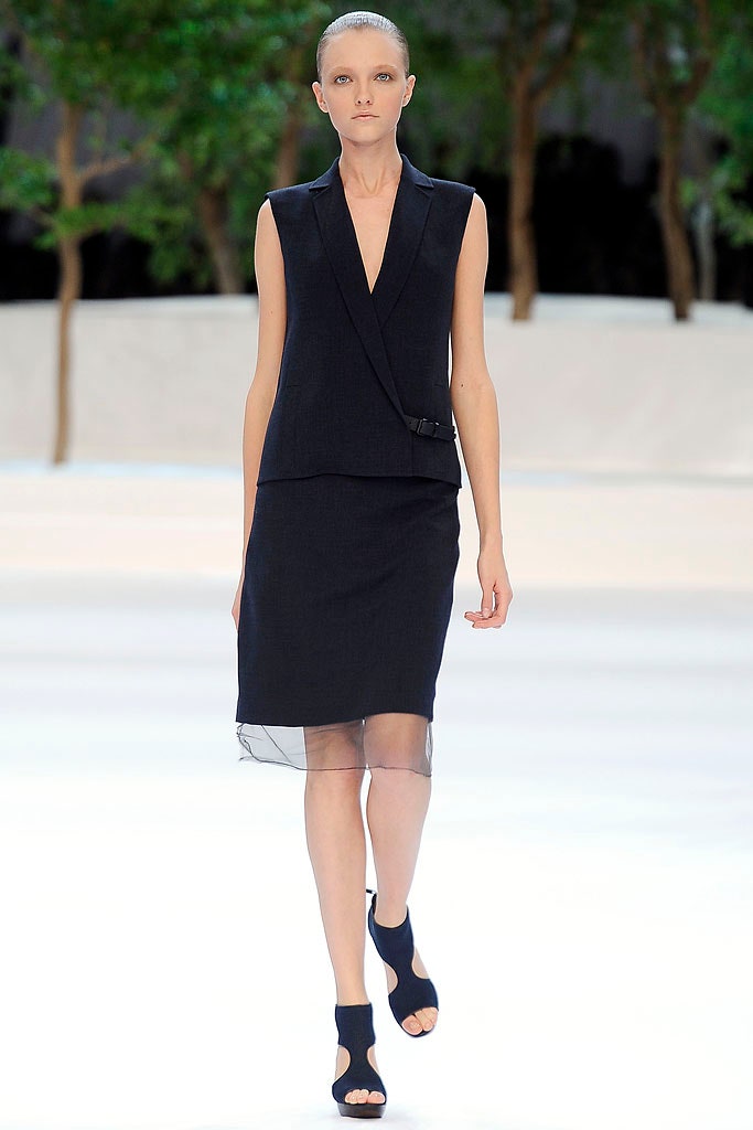 black fitted sleeveless dress