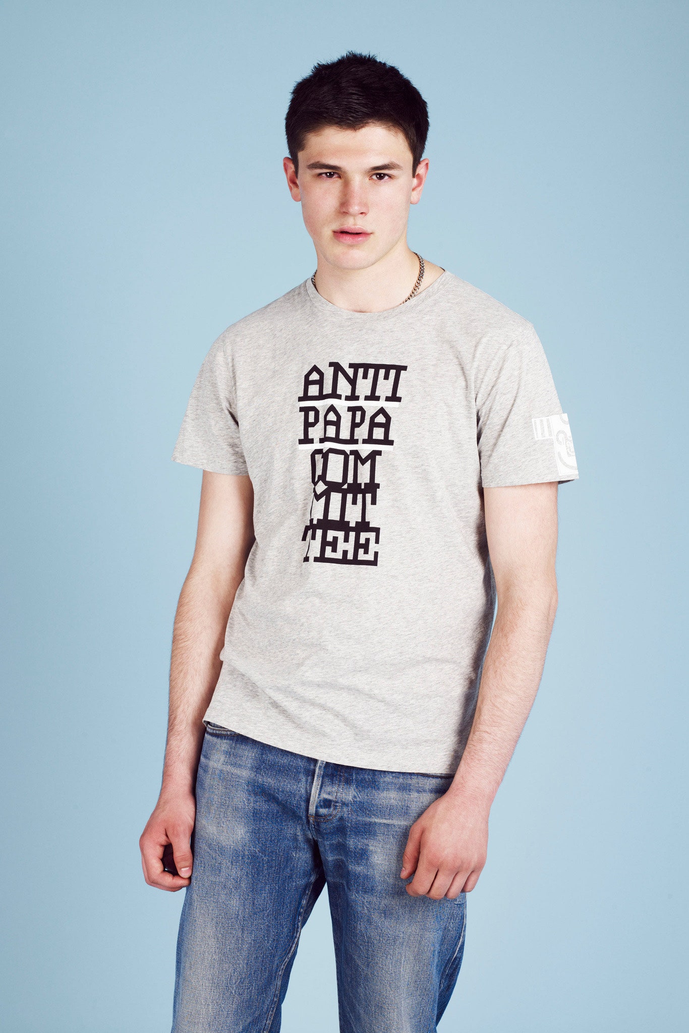 gray printed t-shirt and blue jeans