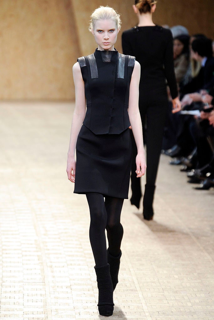 fitted black sleeveless dress