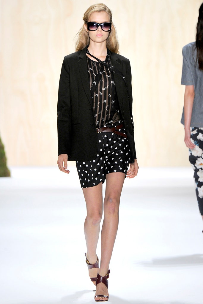 black fitted polka-dot short shorts