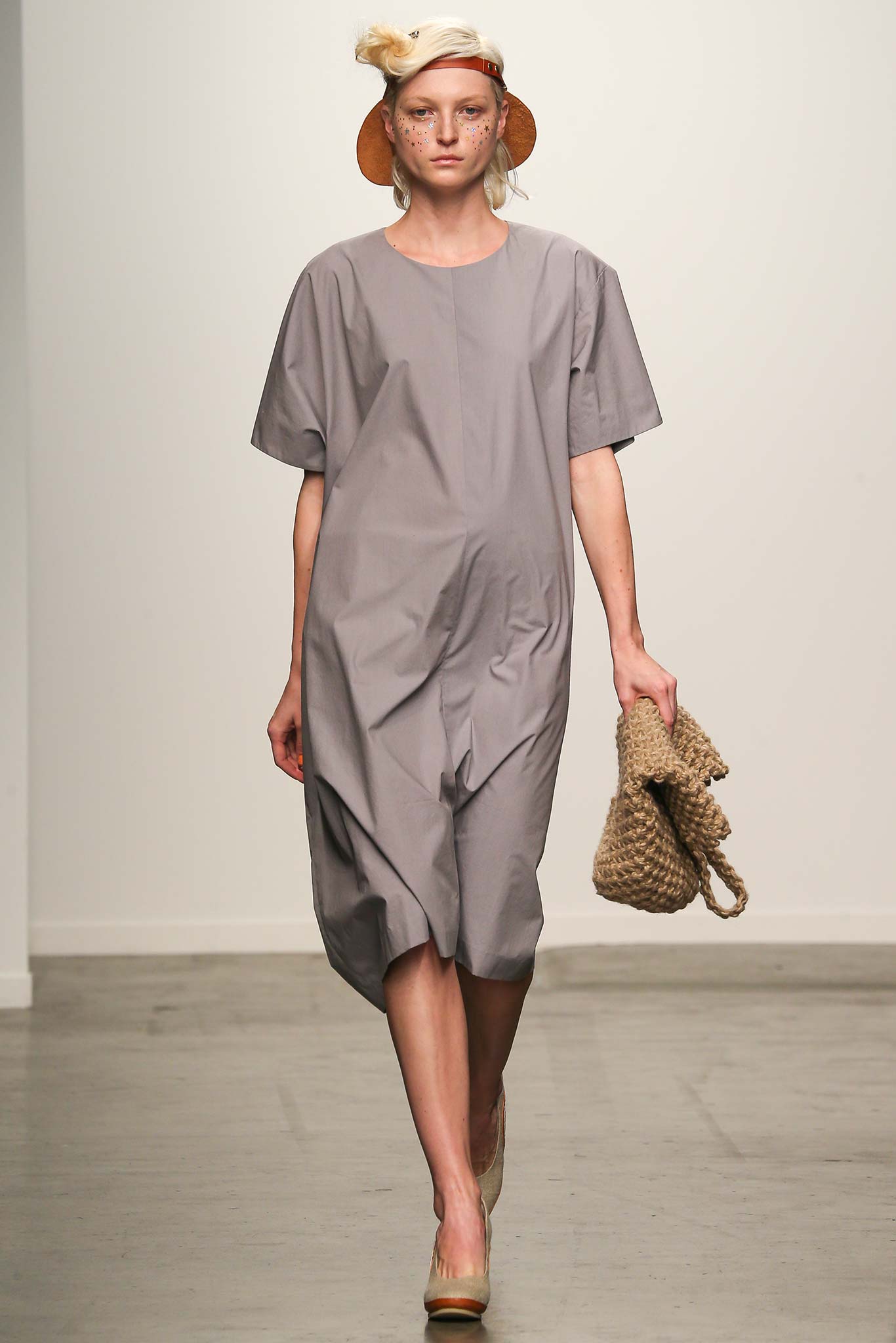 A relaxed gray cotton dress with short sleeves and a draped design.