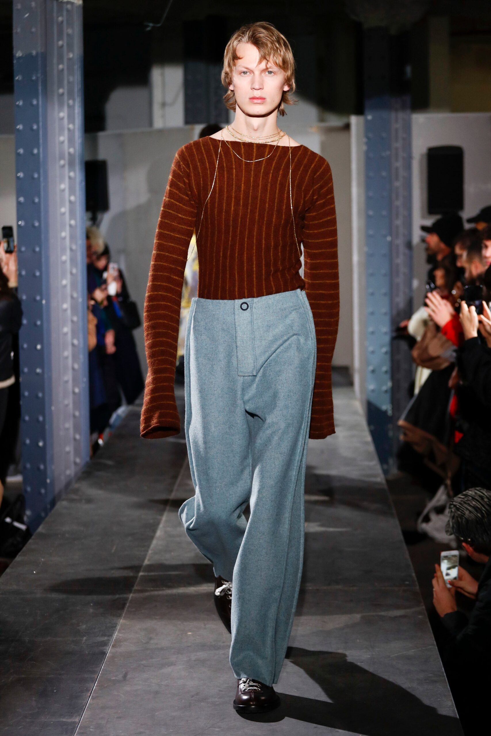 brown ribbed fitted top and blue wide-leg pants