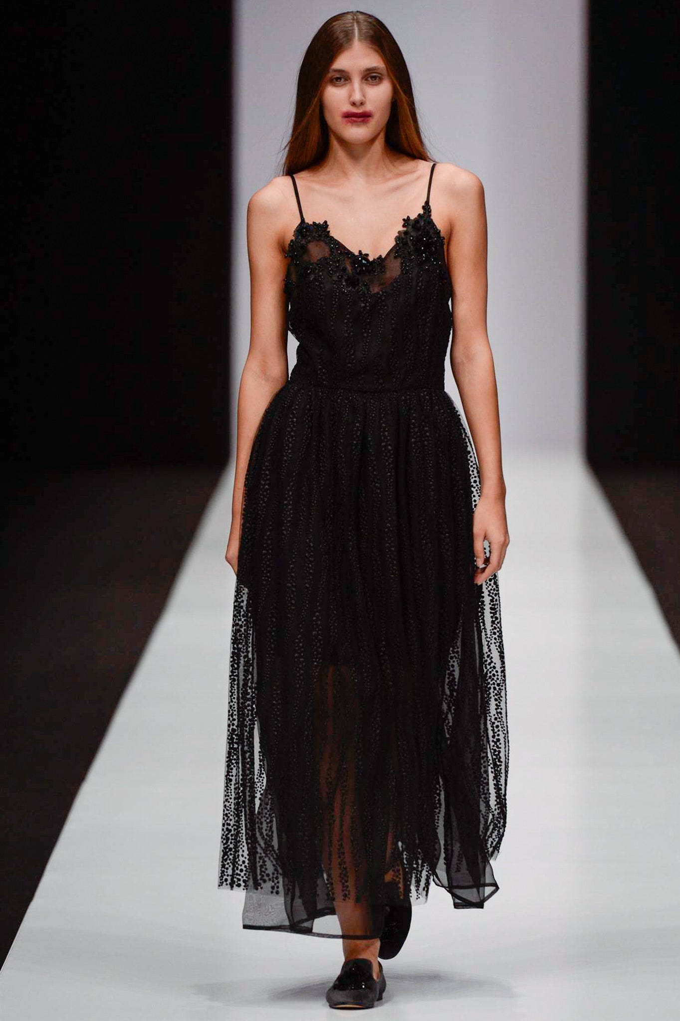 black lace sleeveless dress