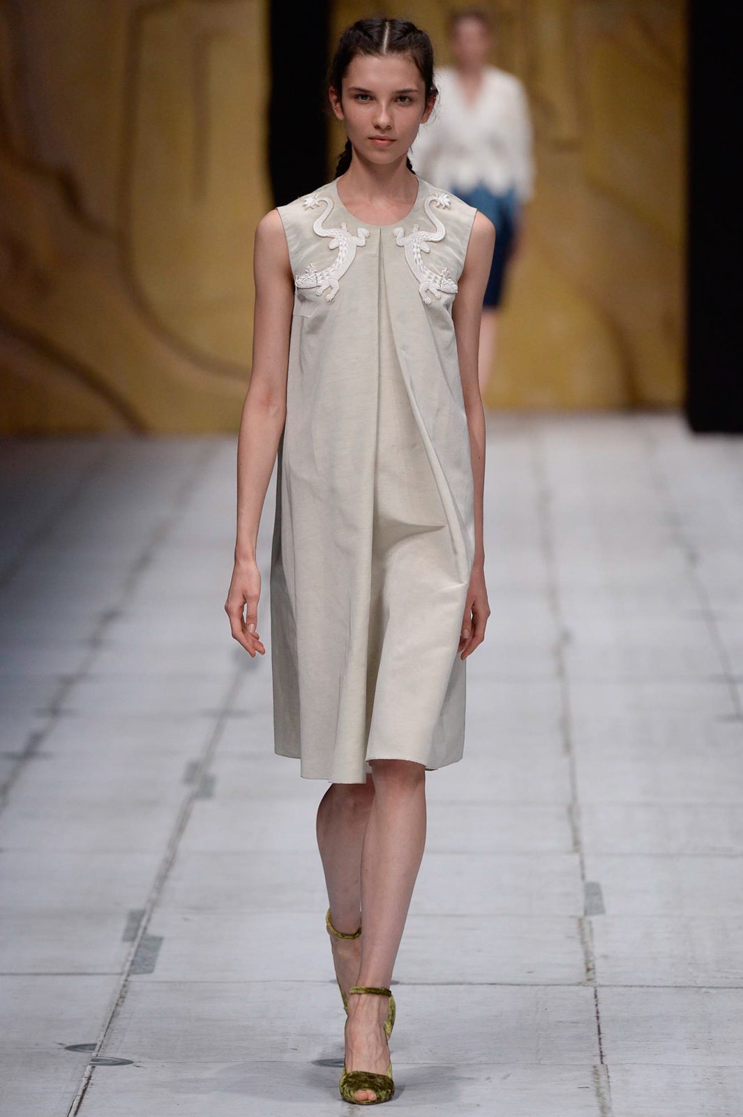 beige cotton sleeveless dress with green shoes