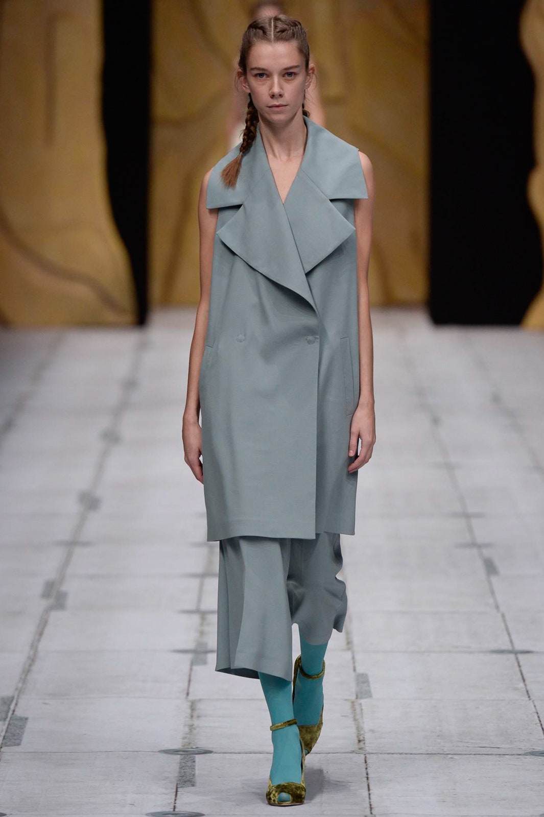 gray relaxed sleeveless jacket with pants