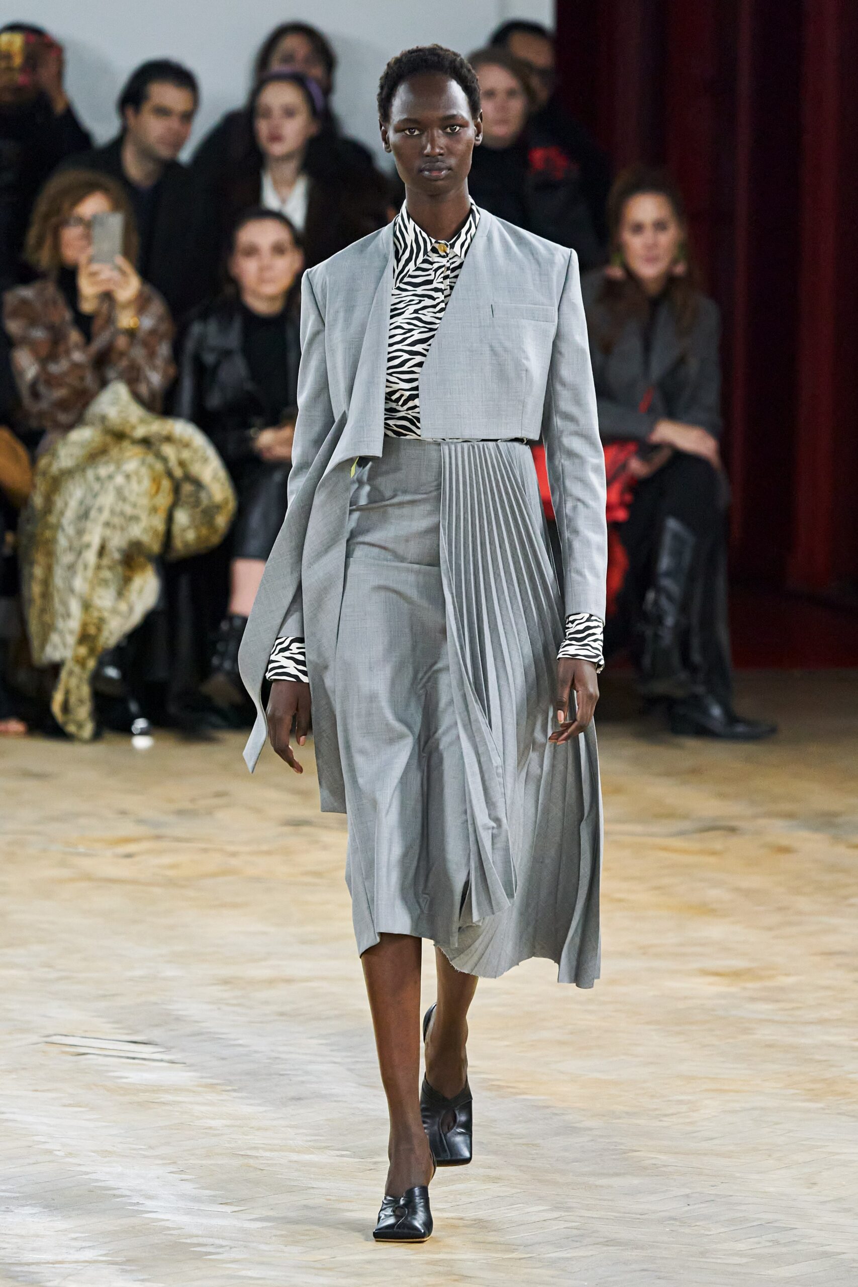 gray cotton long-sleeve collared structured buttoned jacket
