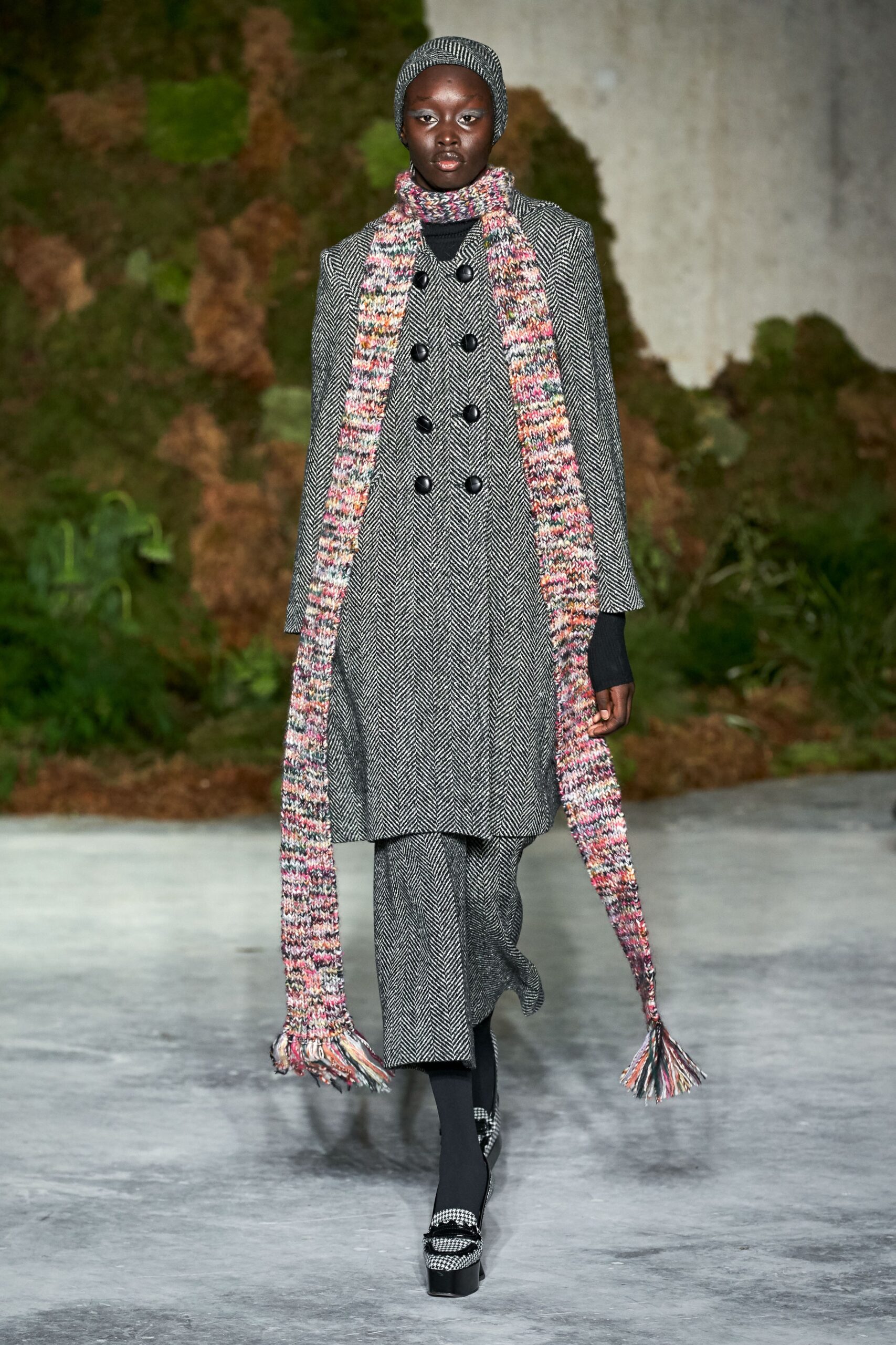 gray wool long-sleeve collared fitted checked coat
