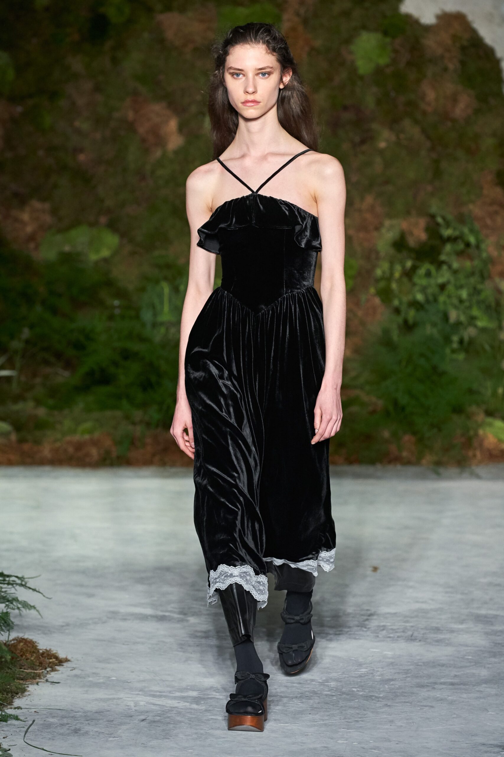 black velvet sleeveless dress
