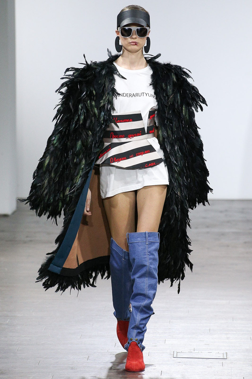 oversized black feather coat with t-shirt