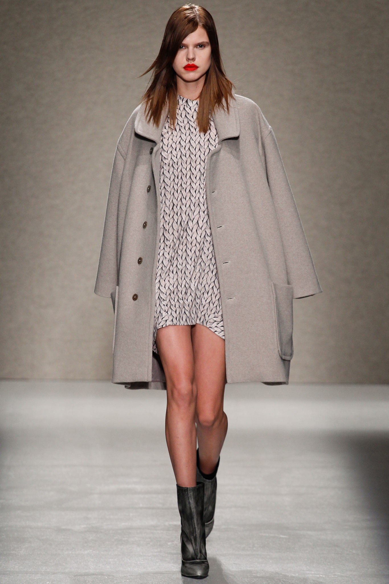 gray wool long-sleeve collared oversized buttoned coat