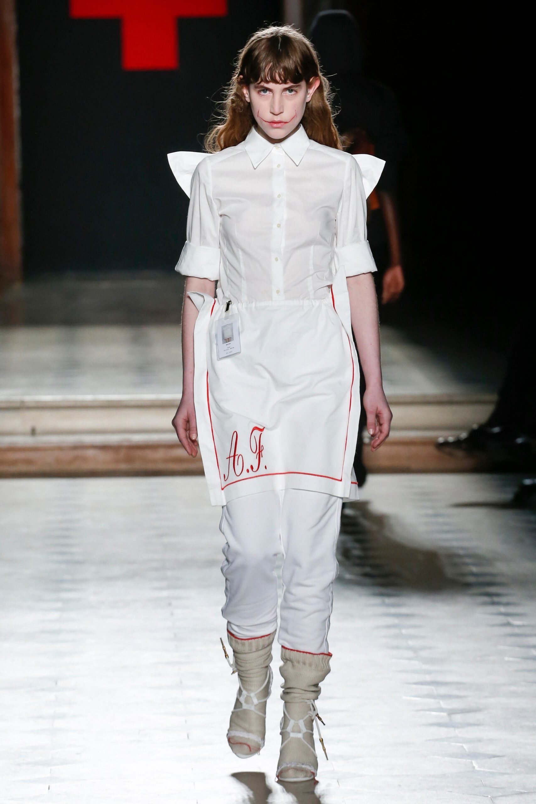 white cotton short-sleeve collared fitted buttoned shirt