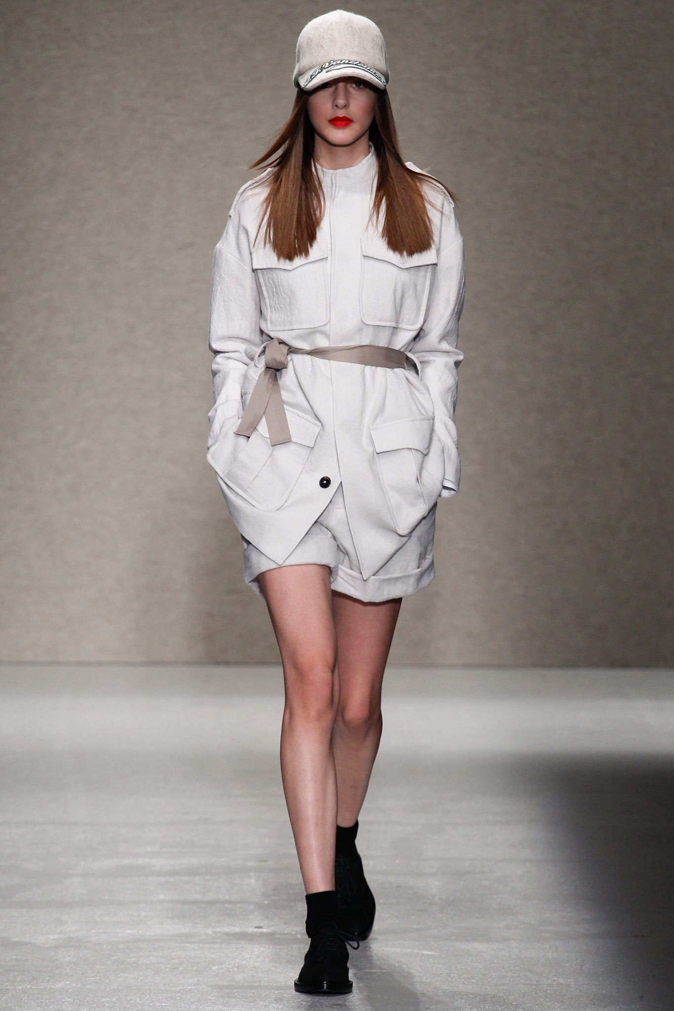white cotton long-sleeve collared fitted buttoned pockets jacket