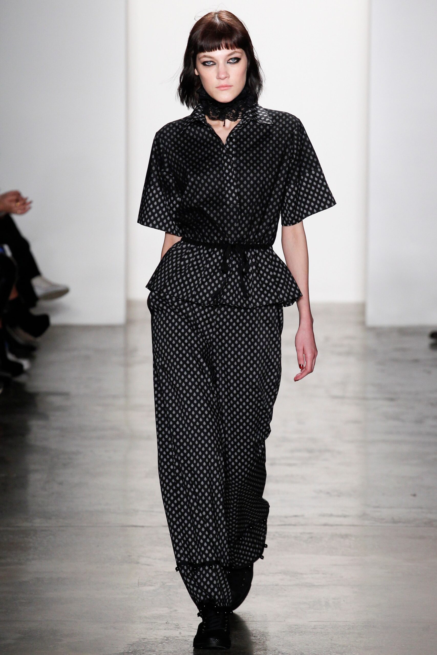 black silk short-sleeve collared fitted polka-dot flared top