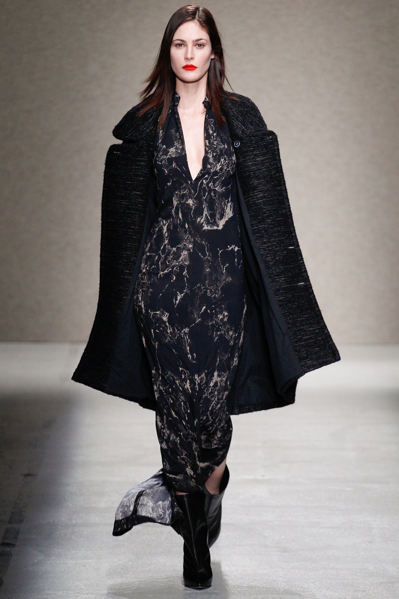 black wool long-sleeve collared structured layered coat