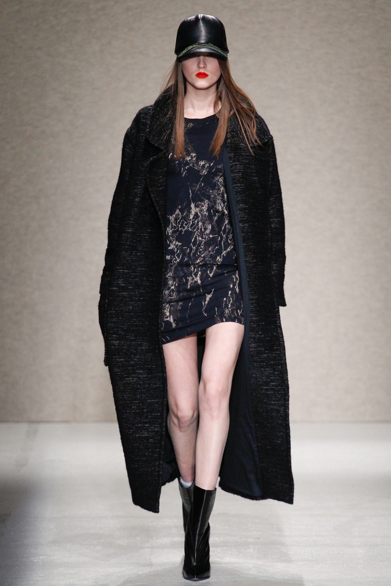 black wool long-sleeve collared relaxed layered coat