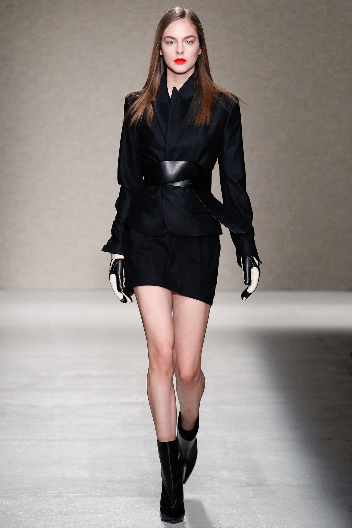 black leather fitted gloves