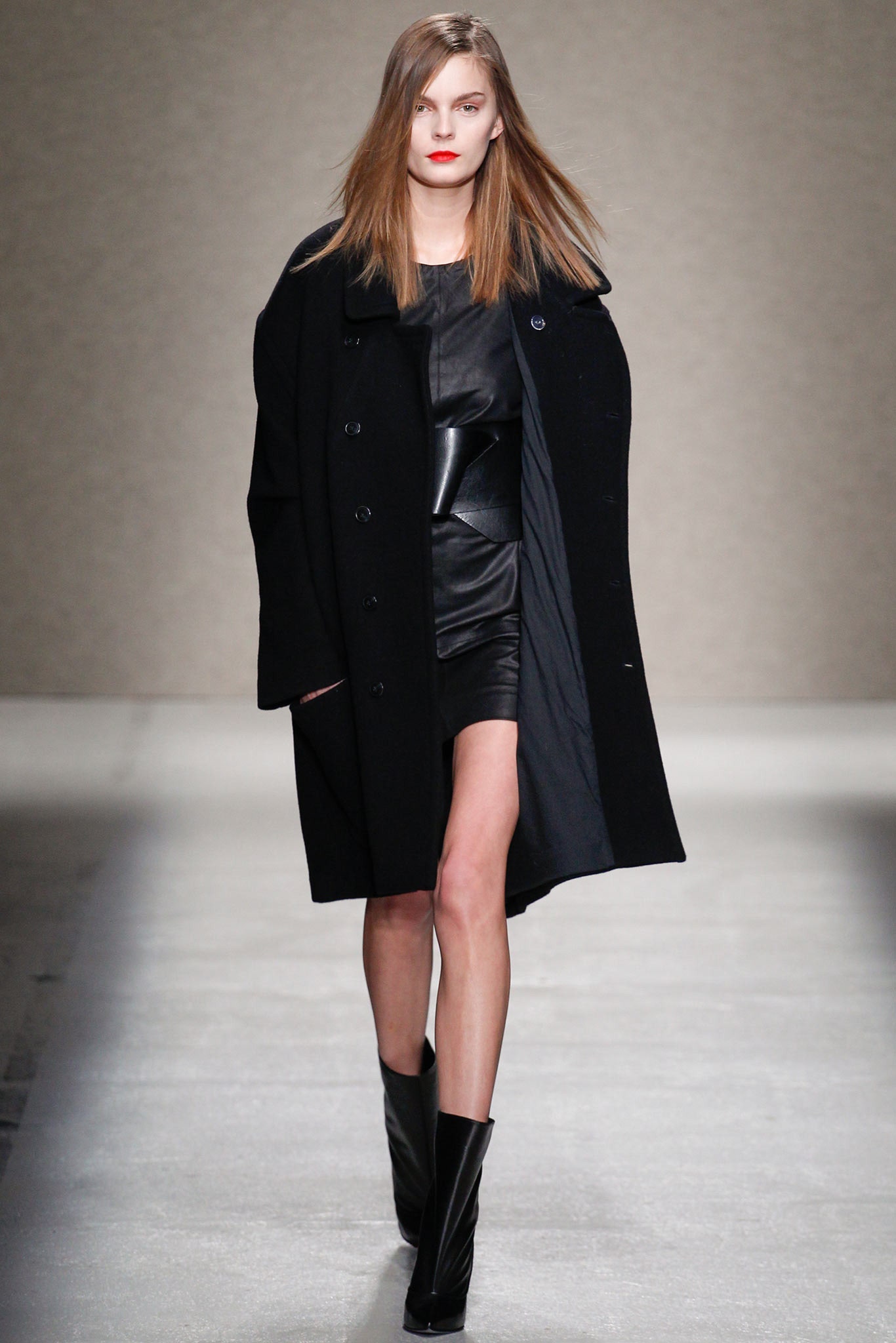 black wool long-sleeve collared relaxed buttoned coat