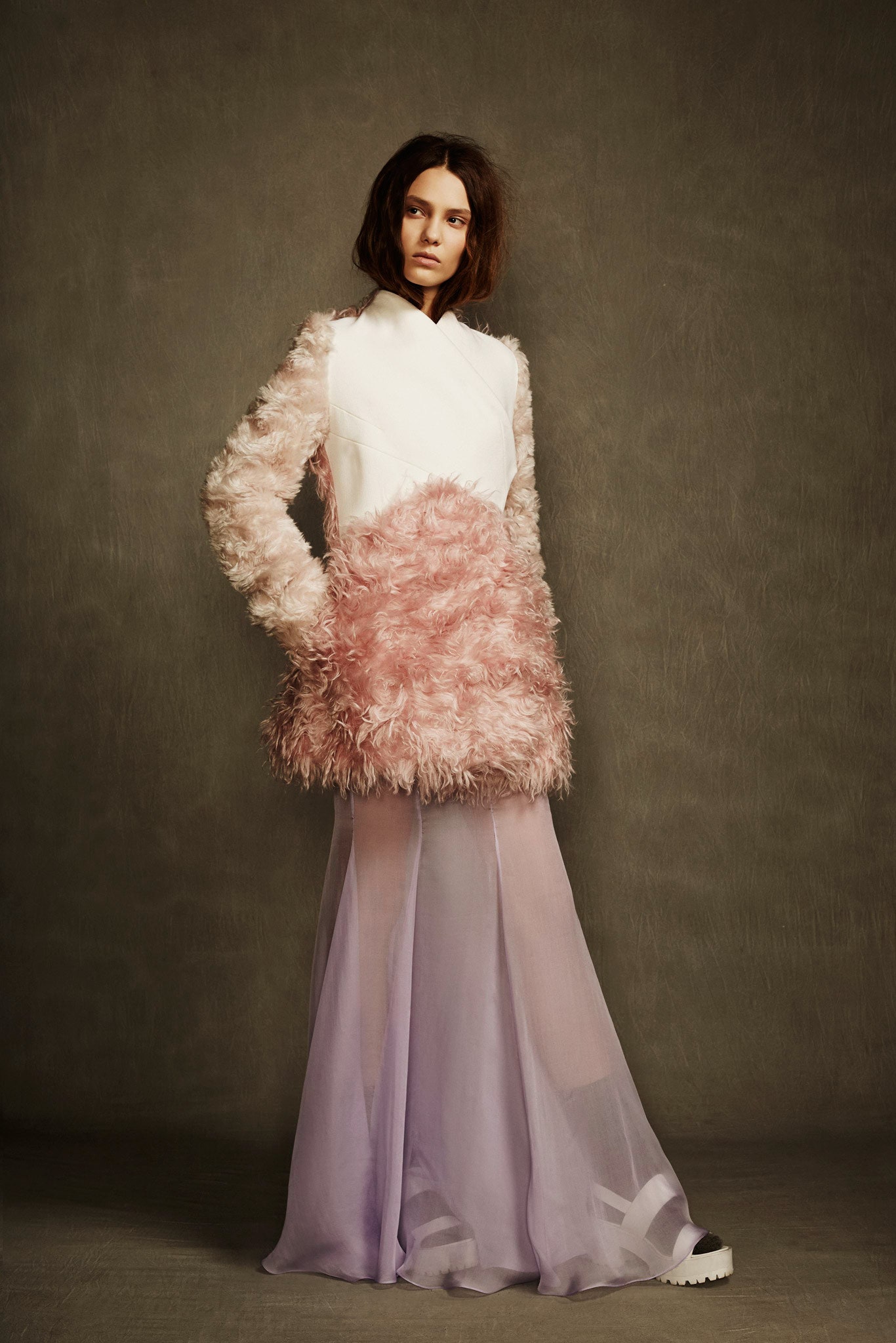 white fur long-sleeve collared fitted fringed short coat