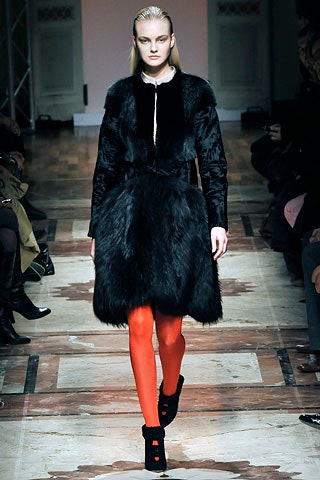 black fur long-sleeve collared fitted zippered short coat