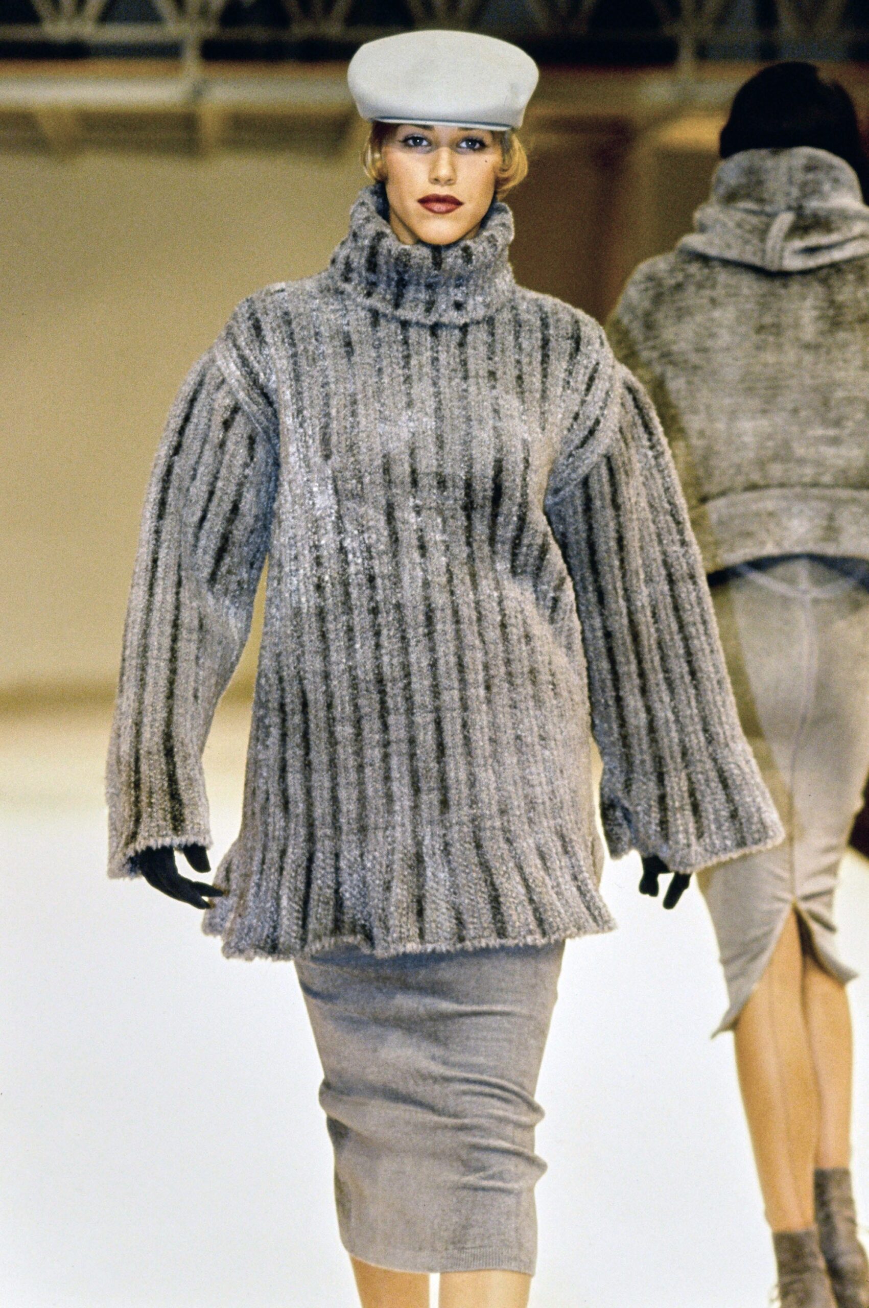 oversized gray wool sweater with pencil skirt