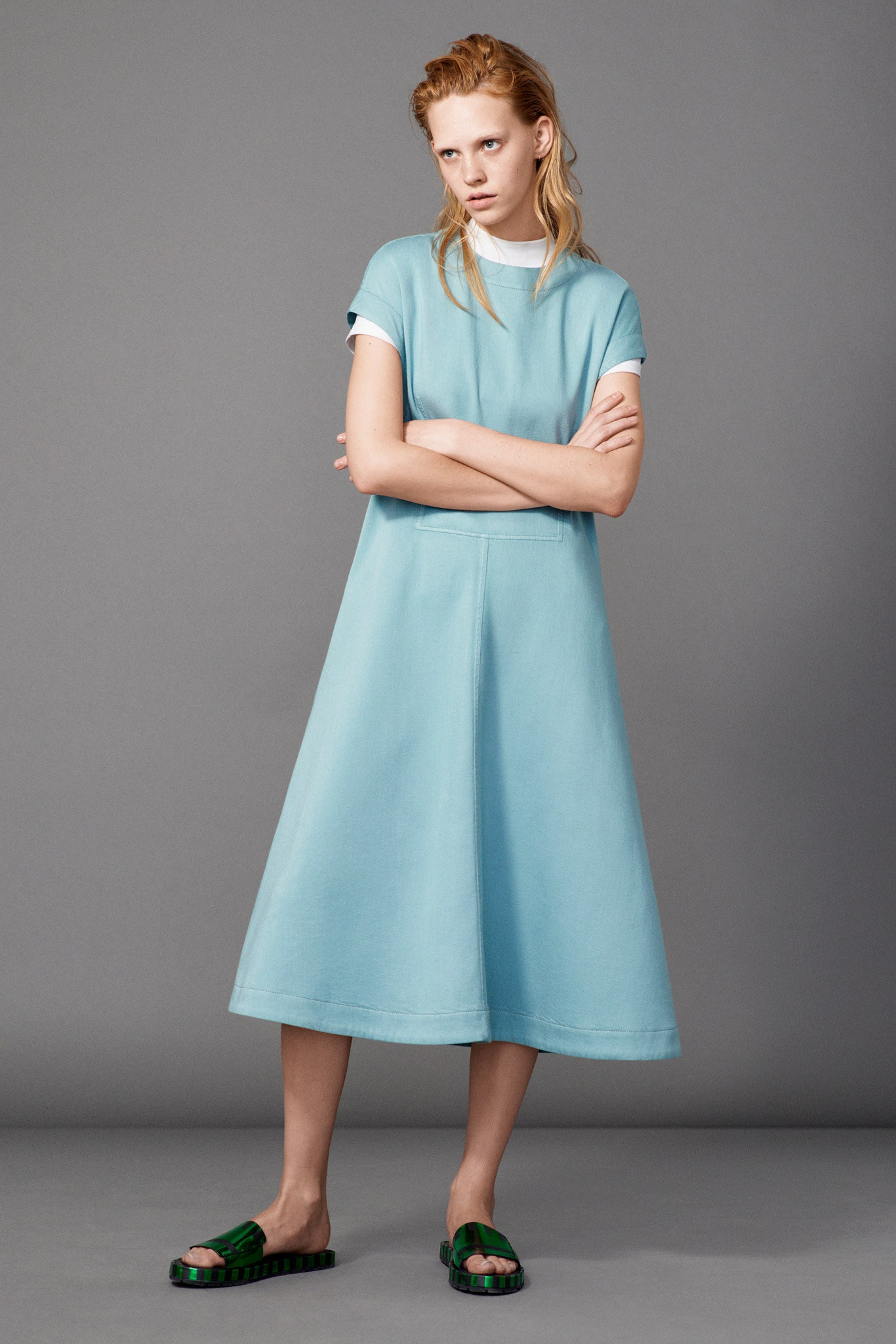 blue relaxed midi dress with green shoes