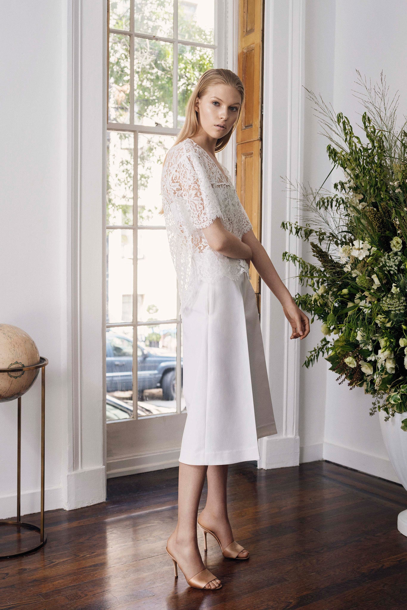 white lace short-sleeve scoop-neck fitted embroidered top