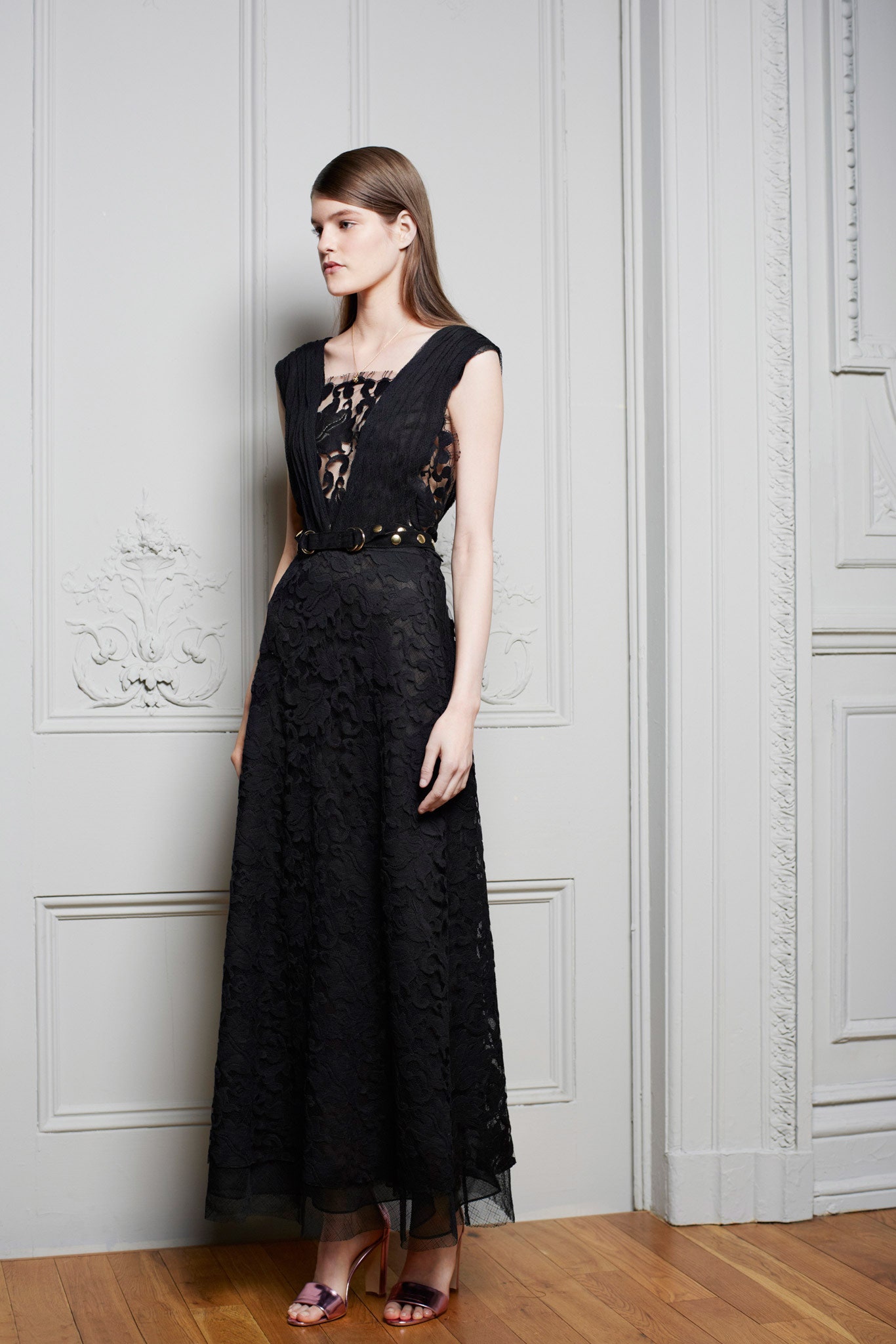black lace sleeveless gown