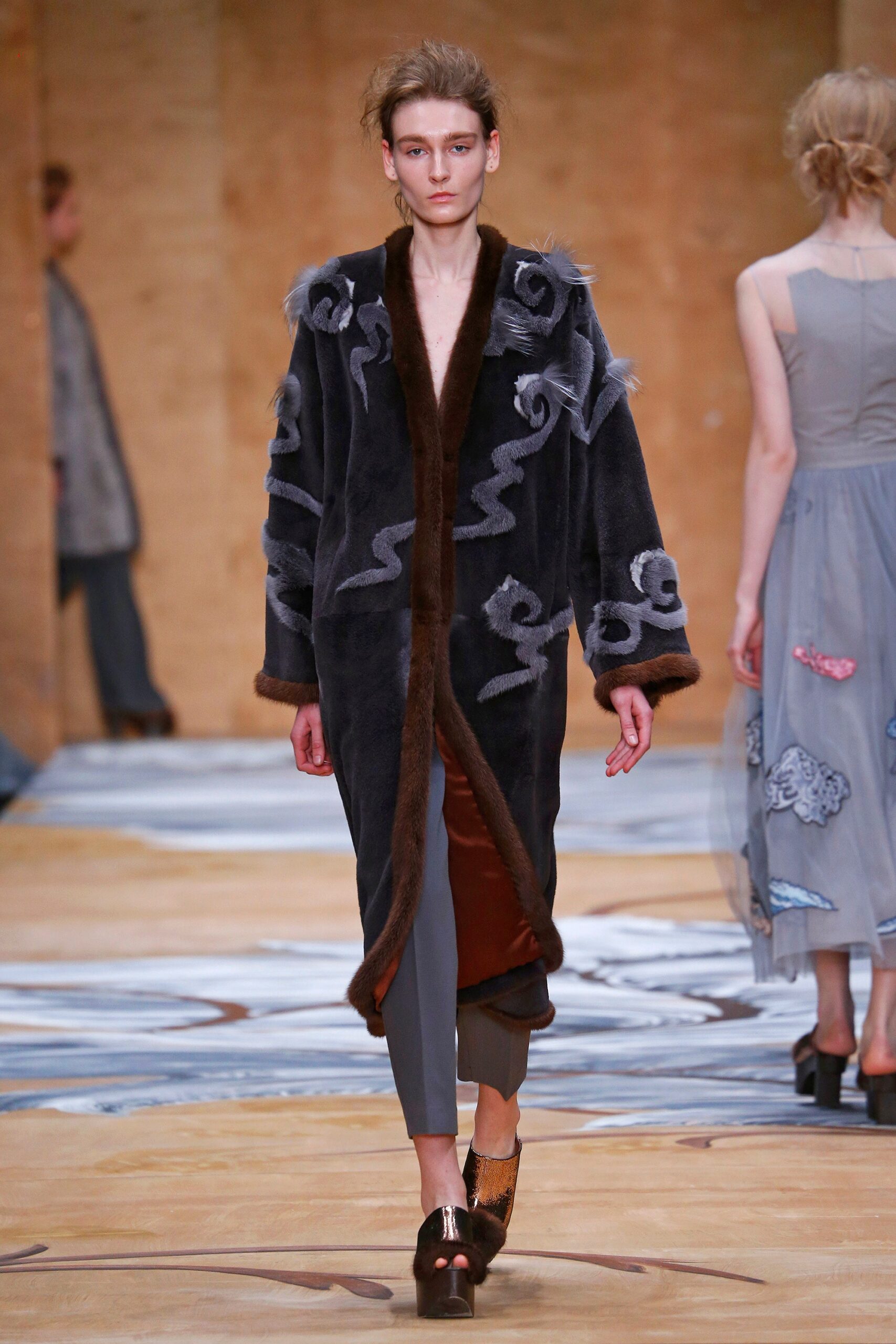 gray fur long-sleeve v-neck relaxed embroidered coat
