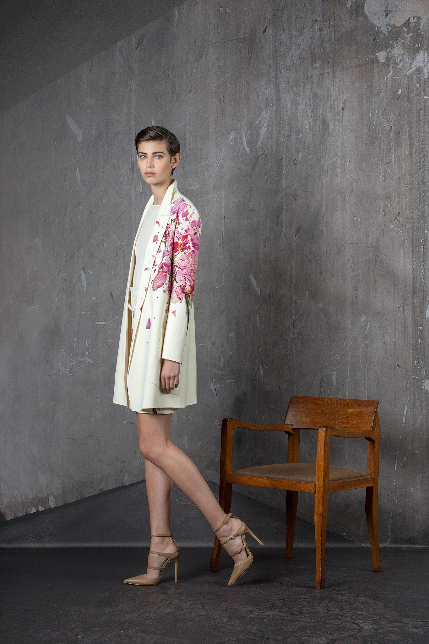 white cotton long-sleeve collared fitted embroidered short coat