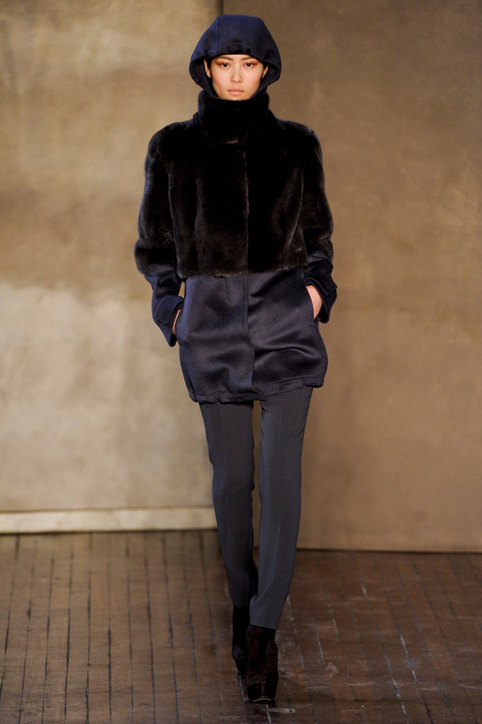 black fur long-sleeve hooded fitted layered coat