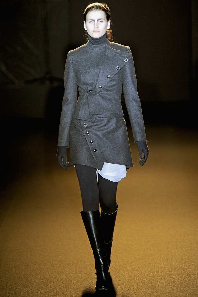 gray wool long-sleeve high-neck fitted buttoned short coat