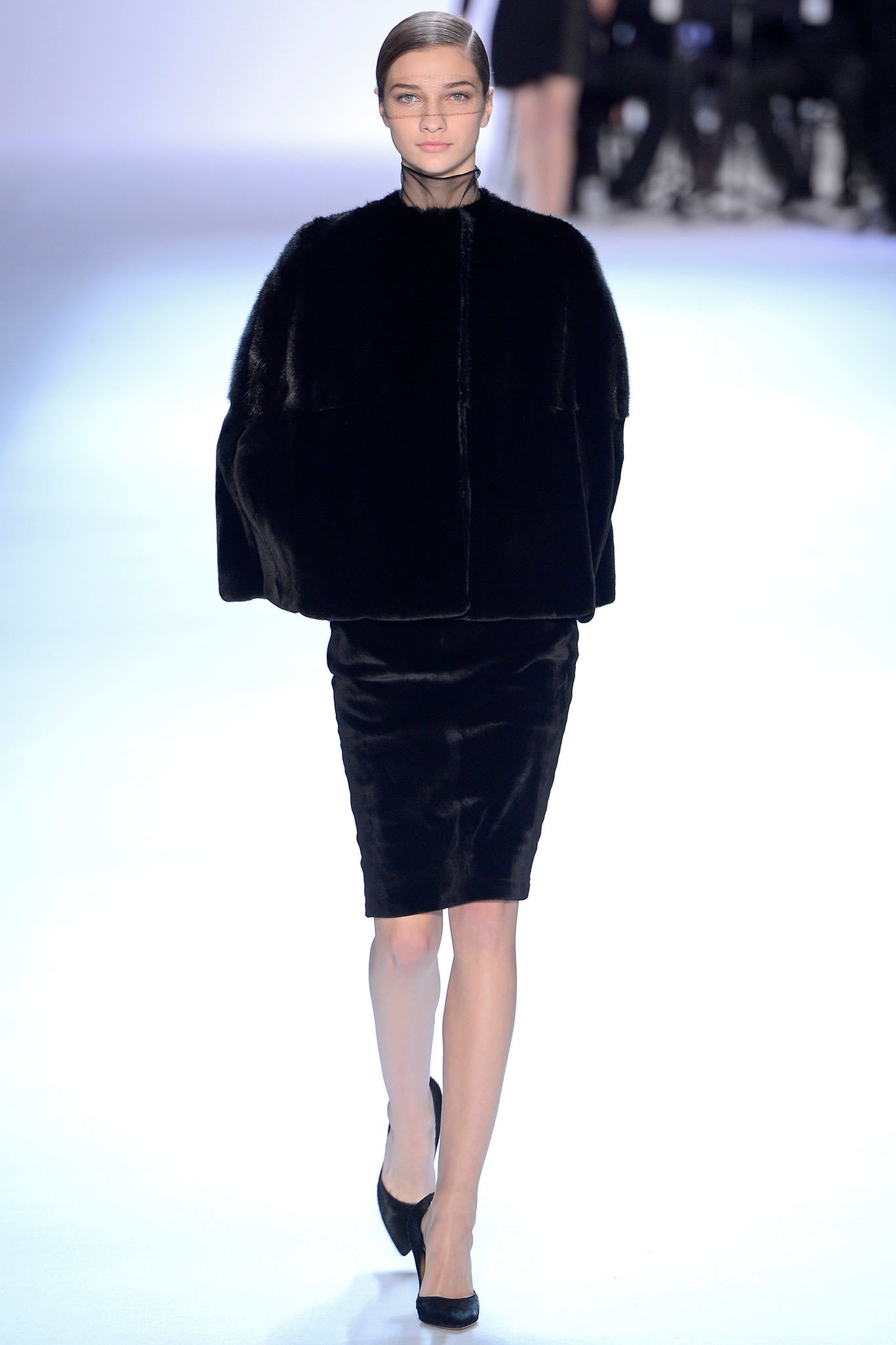 black faux-fur long-sleeve collared fitted zippered coat