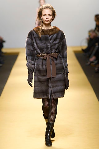 gray fur long-sleeve collared fitted belted short coat