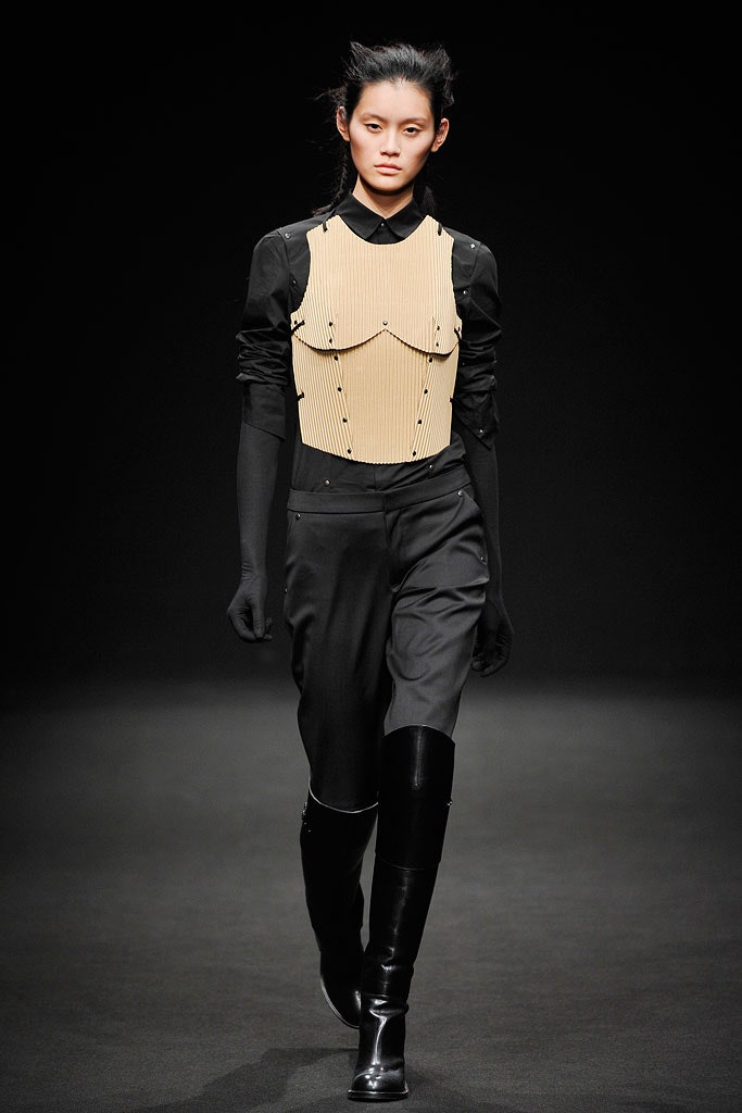 black cotton long-sleeve collared fitted pleated buttoned top