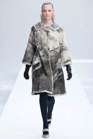 gray fur long-sleeve collared relaxed printed midi coat