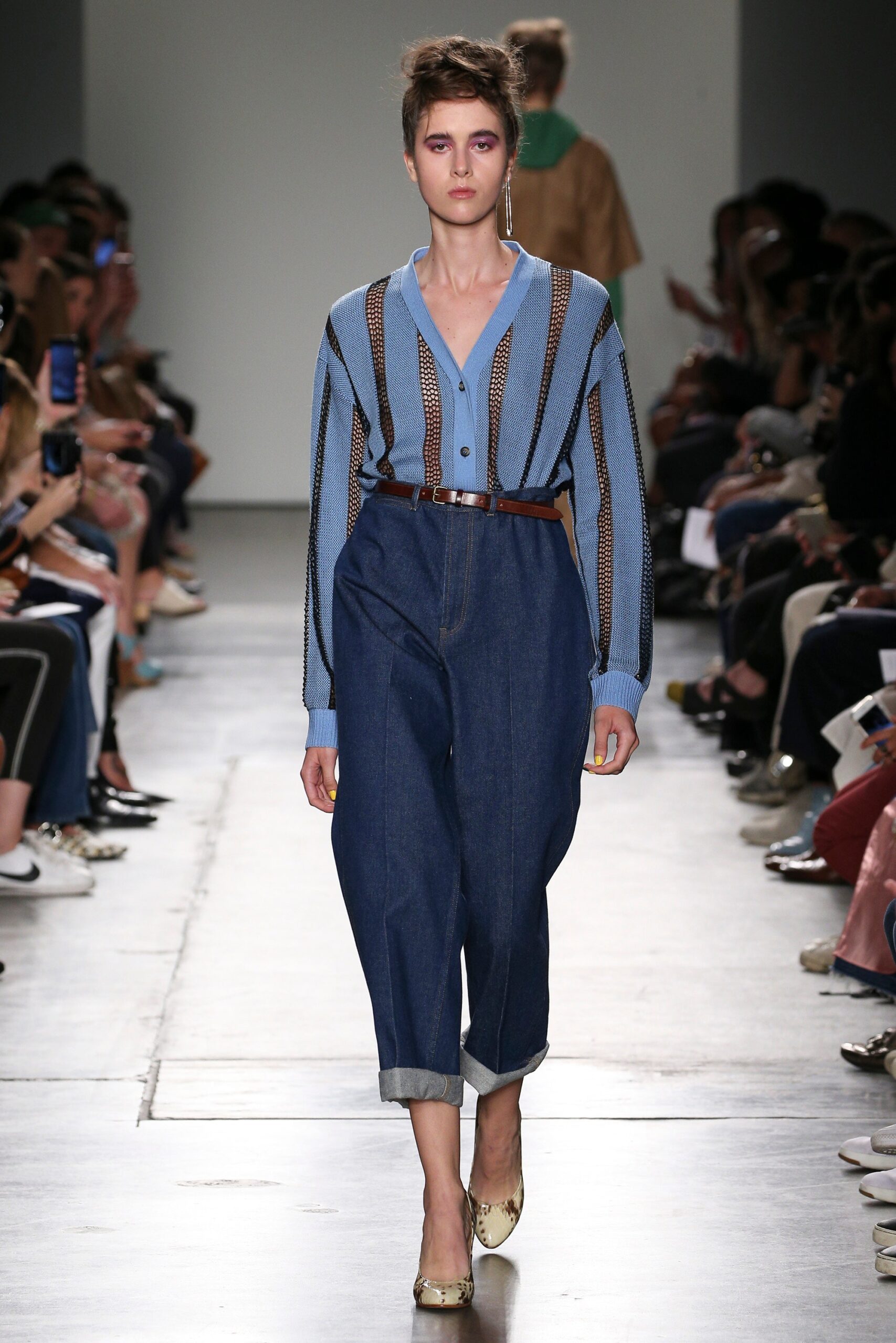 A relaxed blue striped cardigan paired with high-waisted denim pants, featuring a collared design.