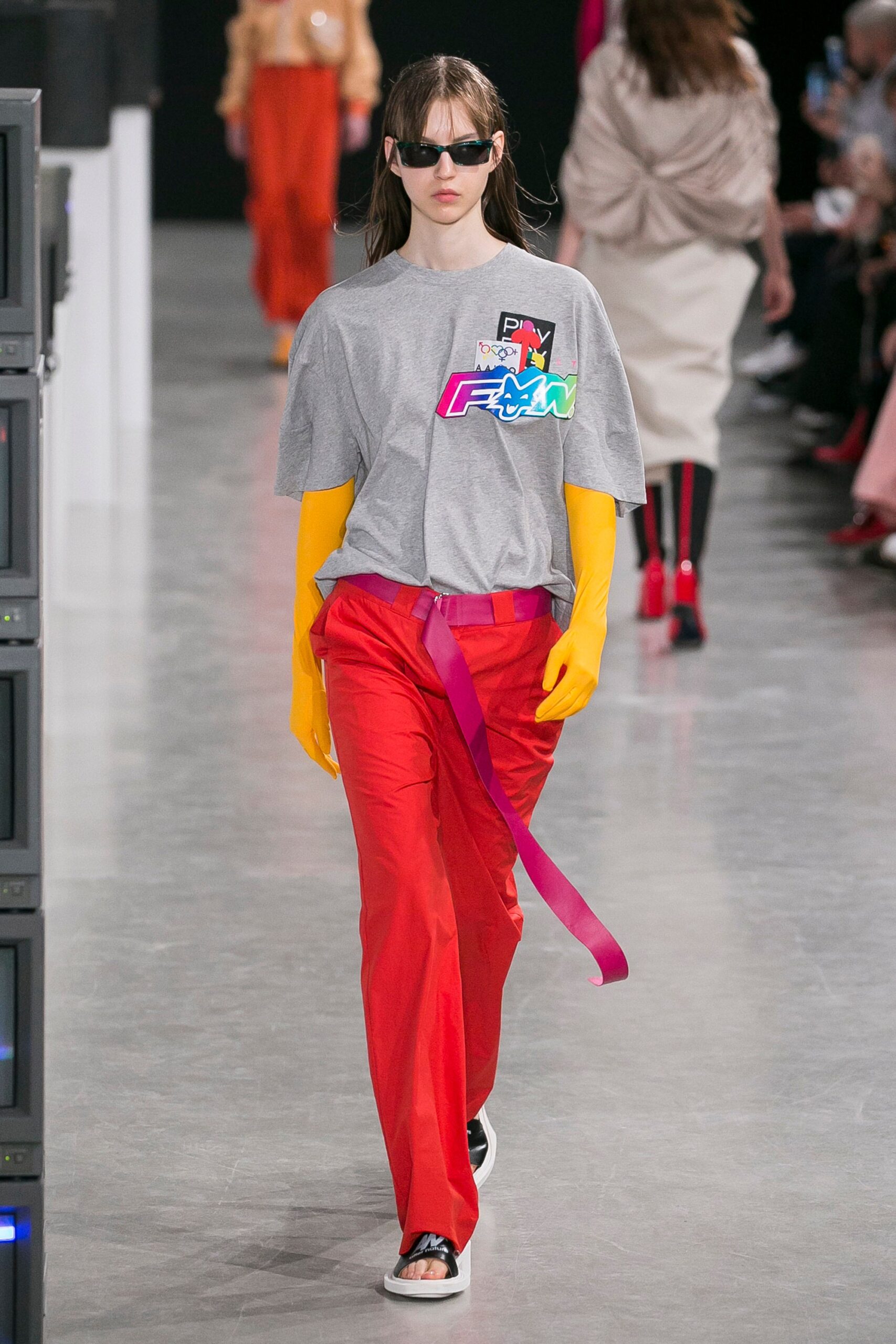 gray t-shirt with red pants