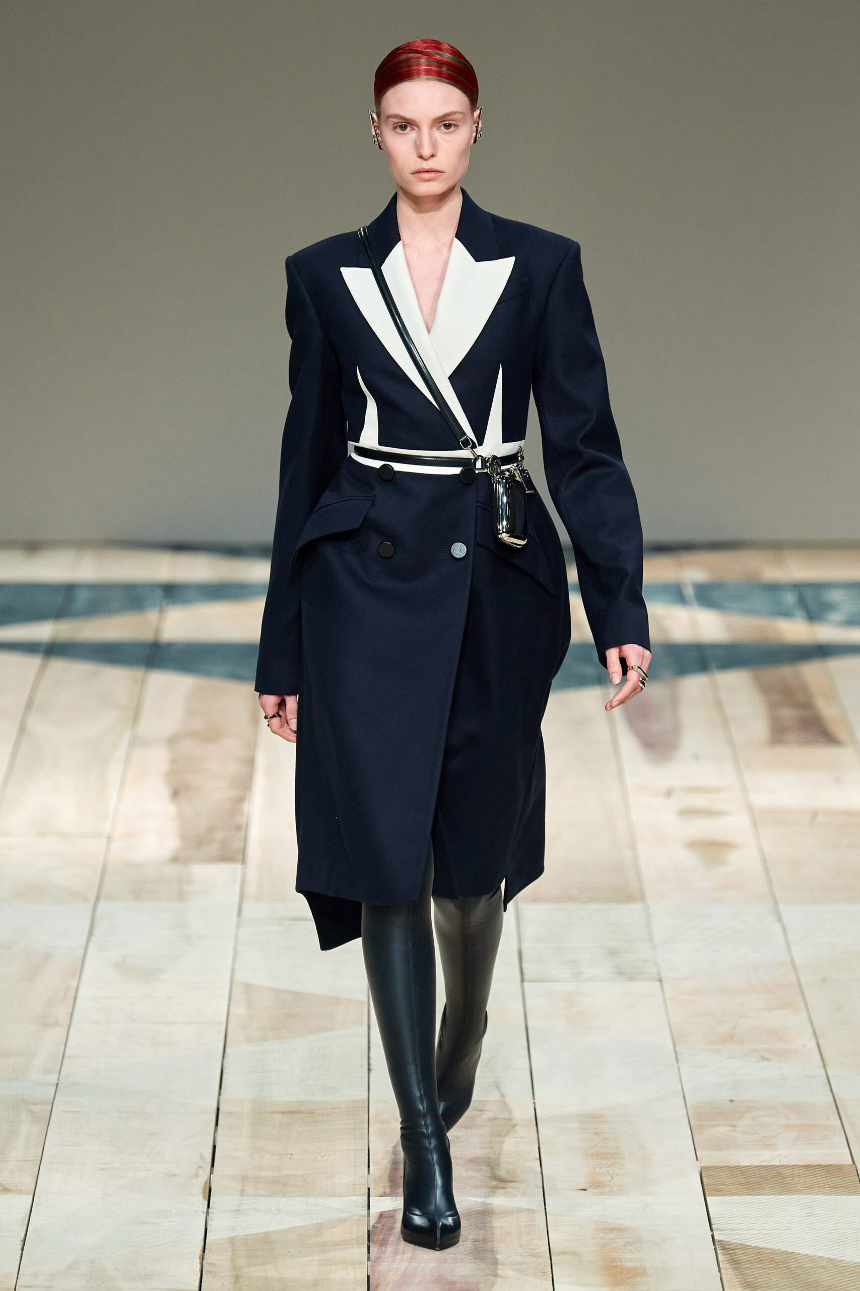 black wool long-sleeve collared tailored belted coat