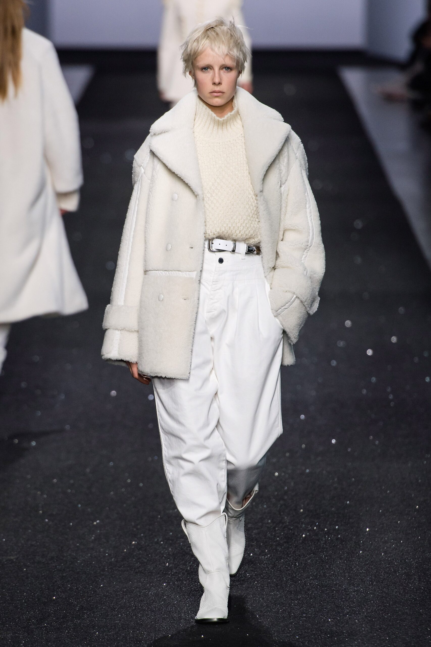 white wool long-sleeve collared oversized buttoned coat