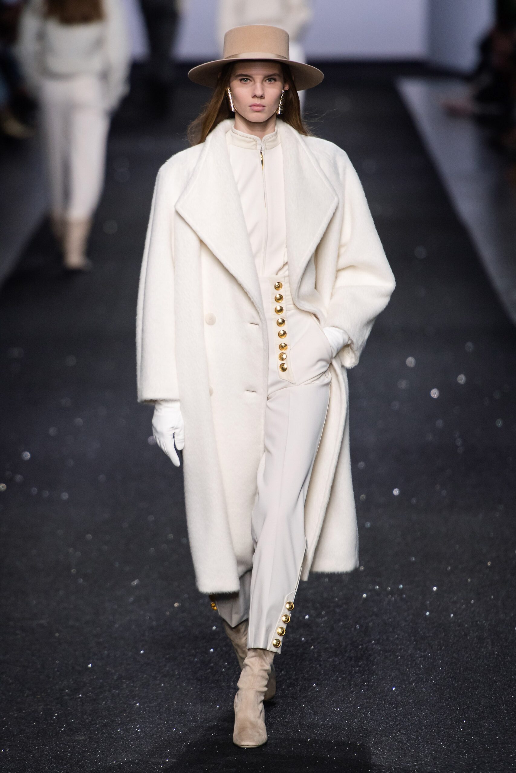 white wool long-sleeve collared oversized buttoned coat