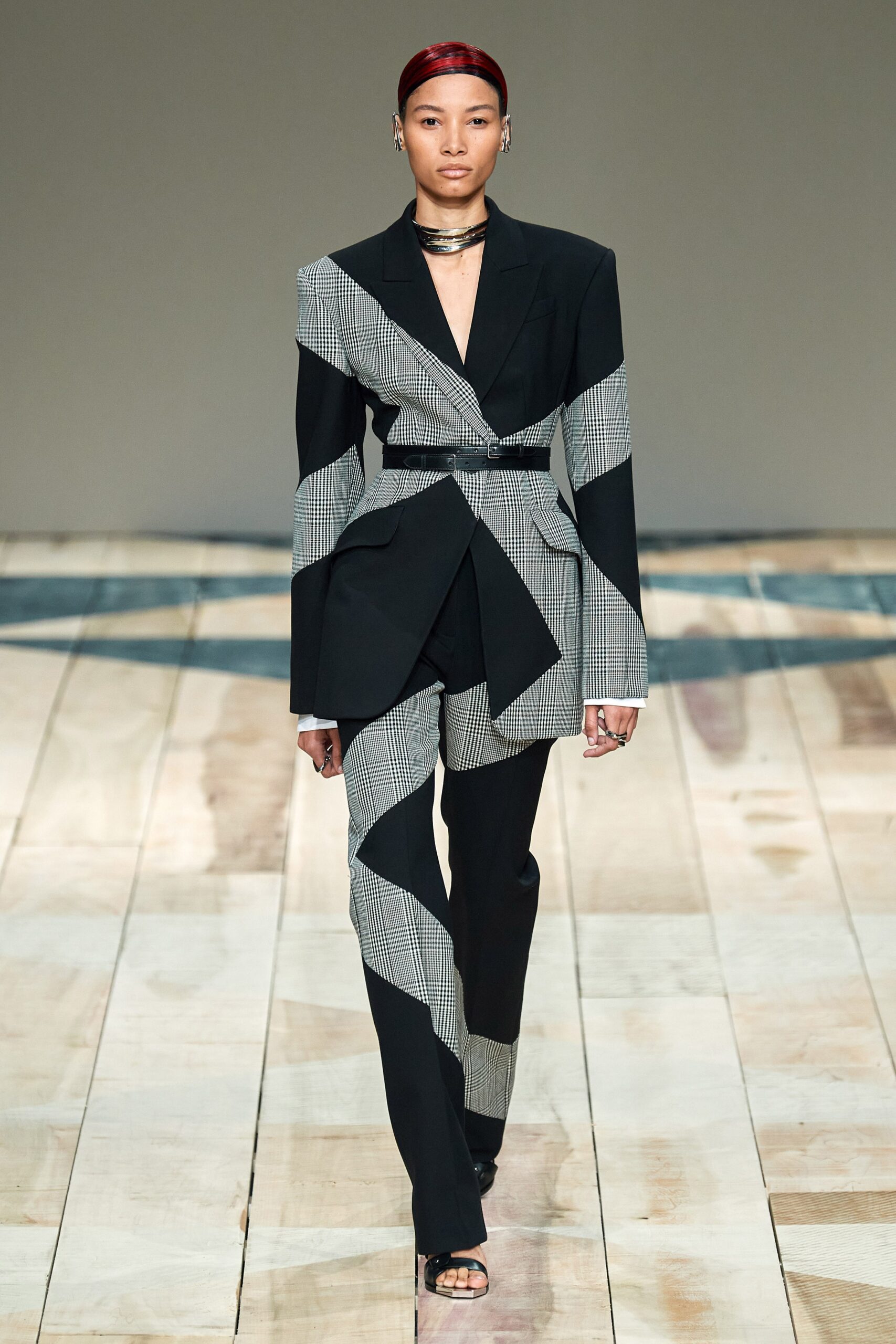 black and gray color-blocked suit
