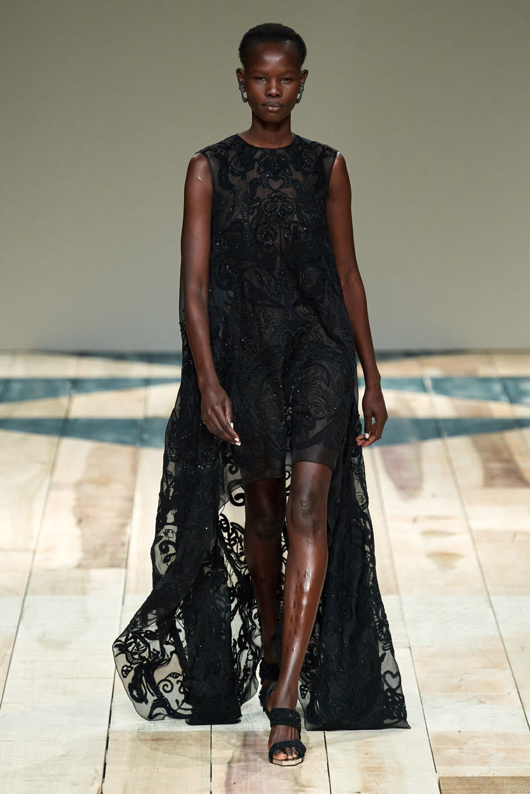 black lace sleeveless dress