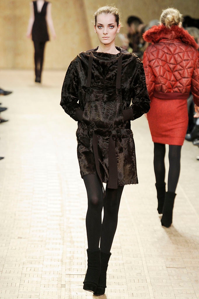 red long-sleeve fitted quilted padded coat