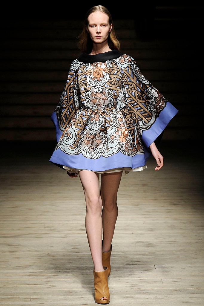 blue printed mini dress with open-toe shoes