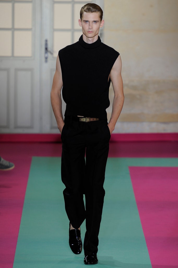 black fitted sleeveless top and pants