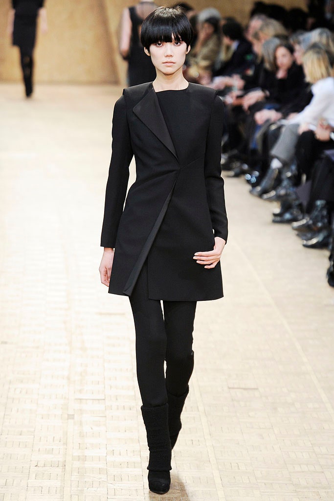 black wool long-sleeve collared fitted coat