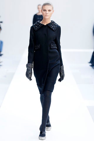 black fitted wool coat with gloves