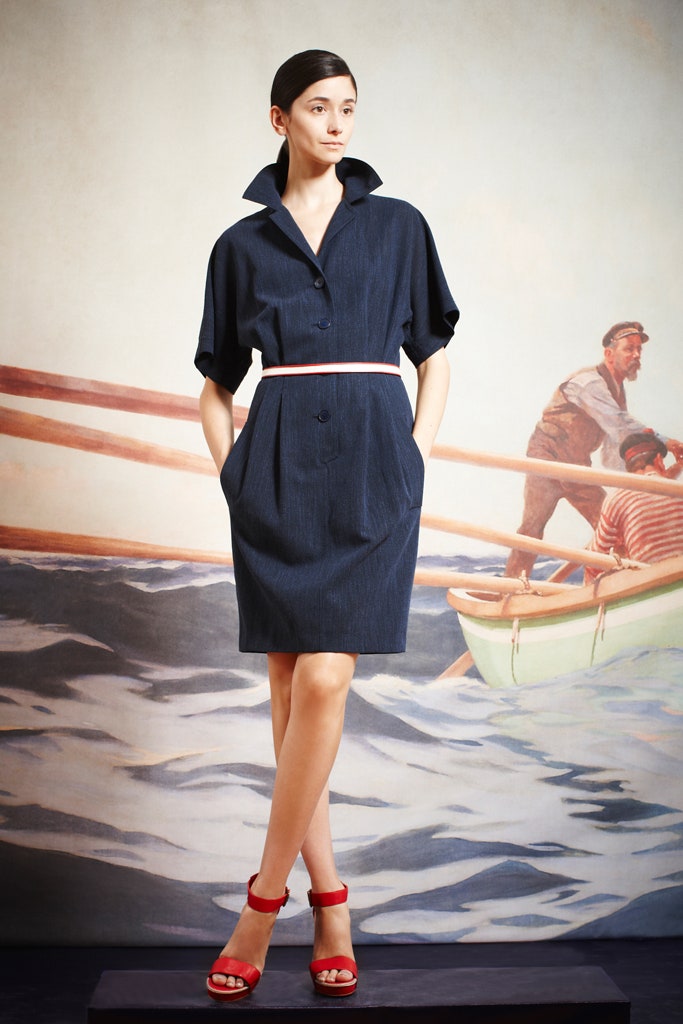 blue cotton relaxed dress with red heels